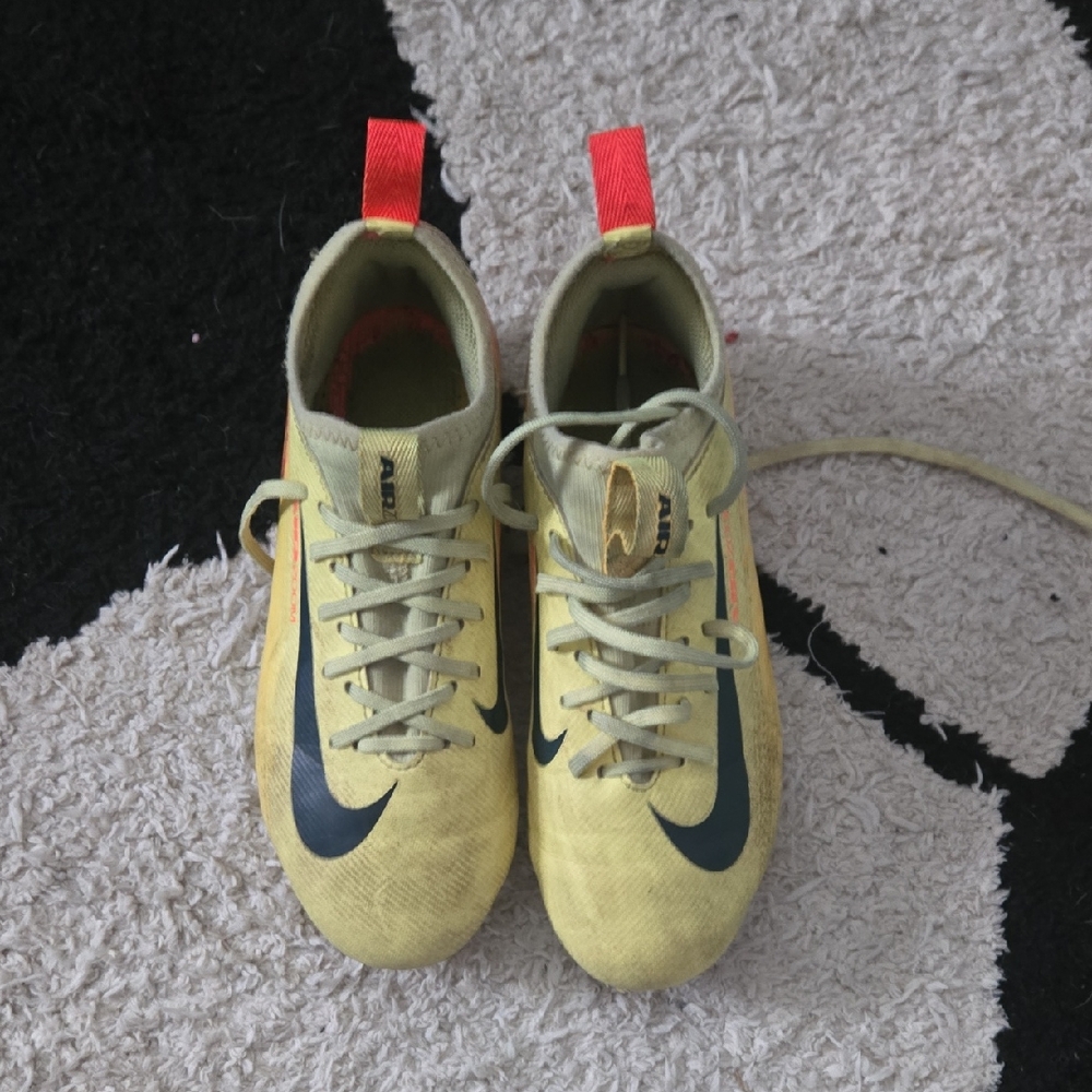 Nike Kids Yellow and Black Sneakers